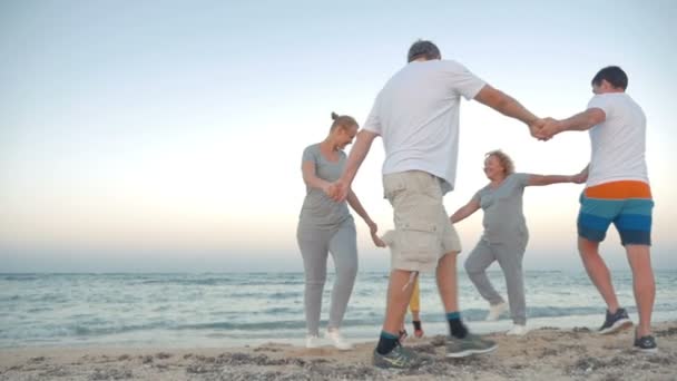 海岸で踊る家族のサークル - 映像、動画