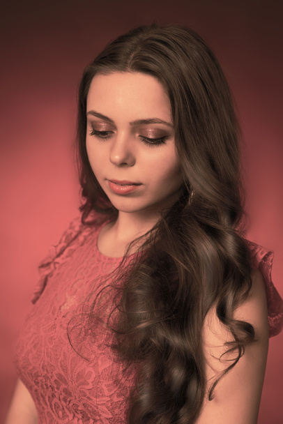 Rosenporträt eines jungen Mädchens mit langen Haaren - Foto, Bild