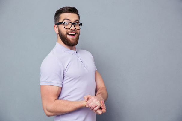 Retrato de un hombre casual riendo en gafas
 - Foto, imagen