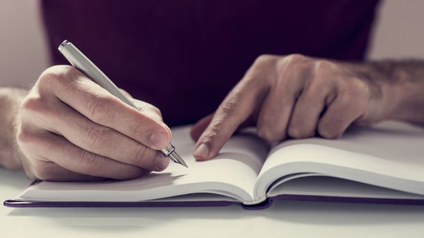 Mužské student psaní poznámek s plnicím perem ve svém zápisníku - Fotografie, Obrázek