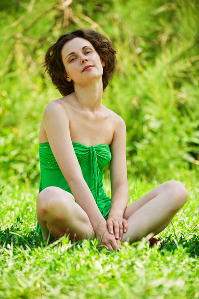 dívka sedí na trávníku - Fotografie, Obrázek