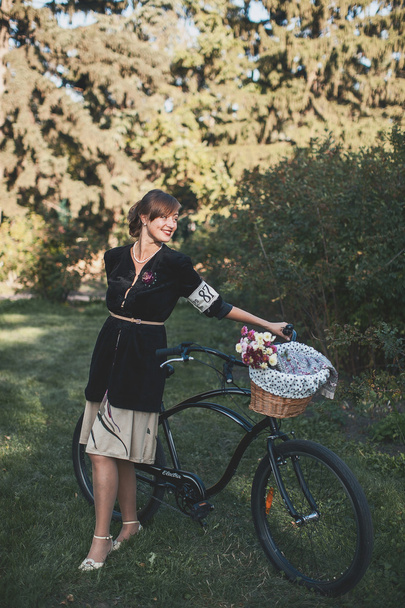 Mujer participando en bicicleta Crucero retro
 - Foto, imagen