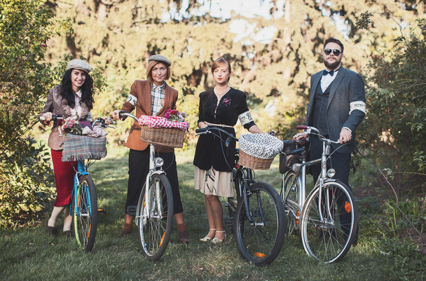 Personas que participan en bicicleta Crucero retro
 - Foto, Imagen