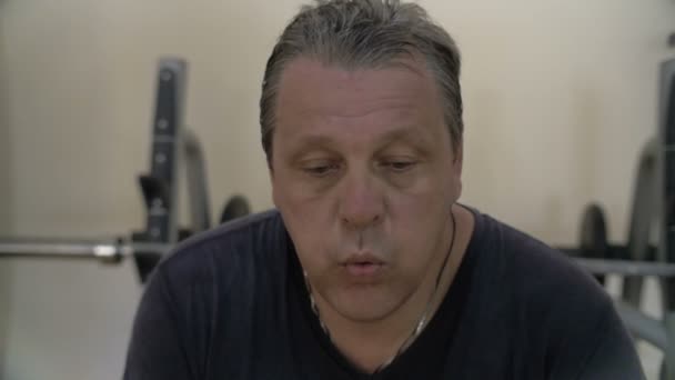 Intenzív edzés tette őt izzadt és fáradt - Felvétel, videó