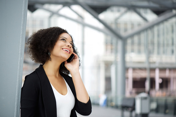 Amerykański biznes kobieta rozmowy na telefon komórkowy - Zdjęcie, obraz