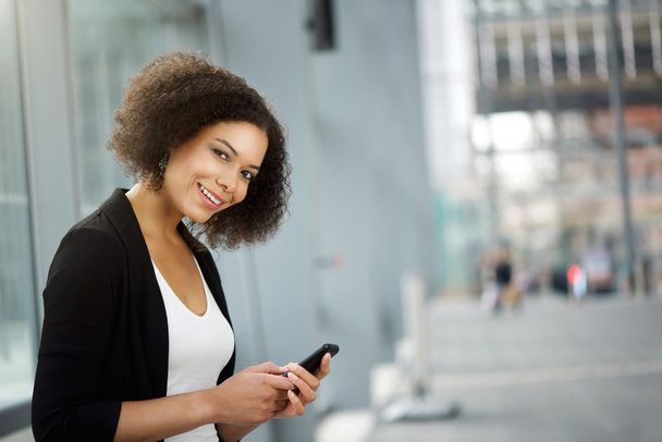 Γυναίκα των επιχειρήσεων χαμογελώντας με κινητό τηλέφωνο - Φωτογραφία, εικόνα