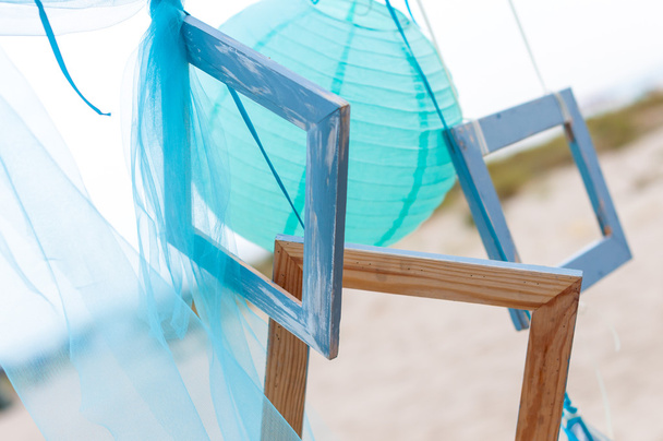 夏のビーチの装飾: オーガンザや海の背景にシルク付きフォト フレーム - 写真・画像