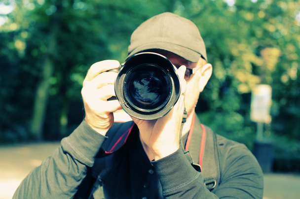 Young man with professional camera - Foto, Bild