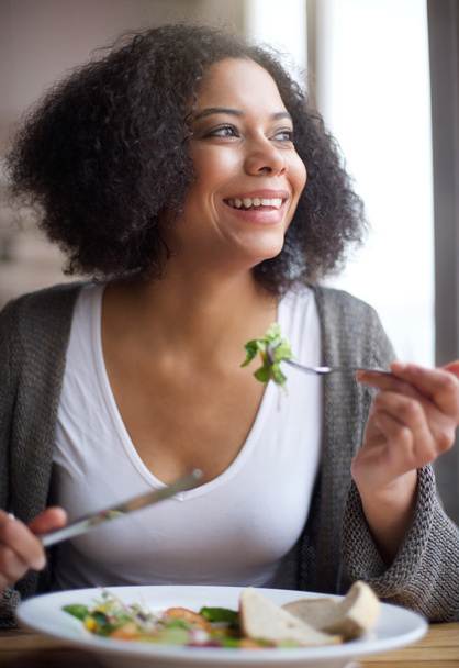 attraktive afrikanisch-amerikanische Frau isst Salat zu Hause - Foto, Bild