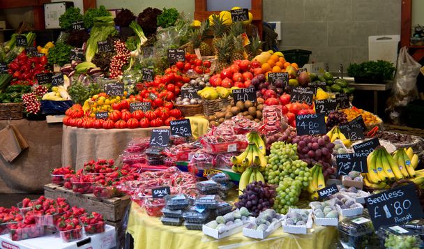 Gyümölcsök és zöldségek egy élelmiszerbolt piaci bódé eladó - Fotó, kép
