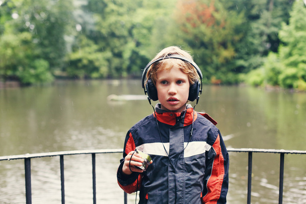 lindo autista chico con auriculares
 - Foto, Imagen