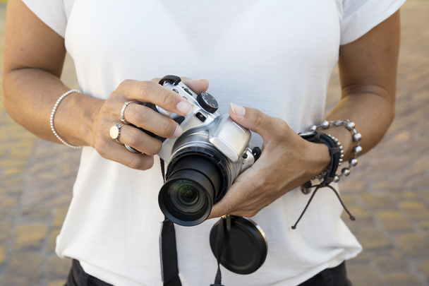 fotoaparát žena, s náramky na rukou - Fotografie, Obrázek