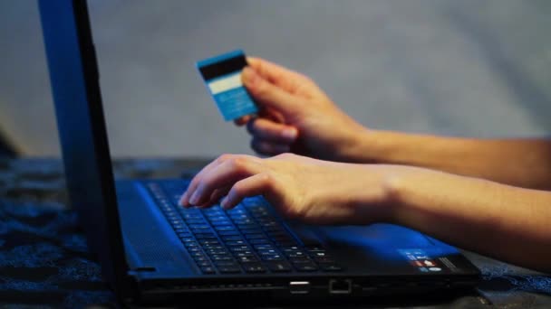 Services bancaires par Internet avec ordinateur et carte de crédit
 - Séquence, vidéo