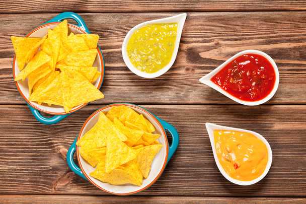 Placa de nachos com diferentes mergulhos
 - Foto, Imagem