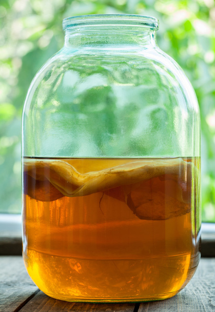 Bebida natural de té fermentada kombucha bebida orgánica saludable en vidrio vintage. Superfood hongos japoneses pro bióticos
. - Foto, imagen