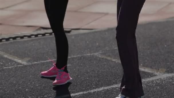 Stretching für Beine und Füße vor dem Rennen - Filmmaterial, Video