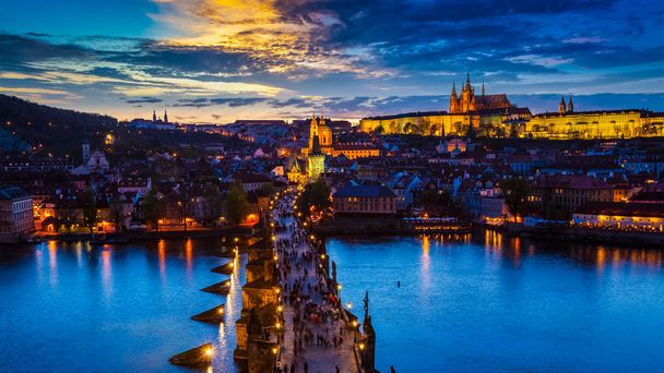 Vue de nuit du château de Prague et du pont Charles sur la rivière Vltava
 - Photo, image