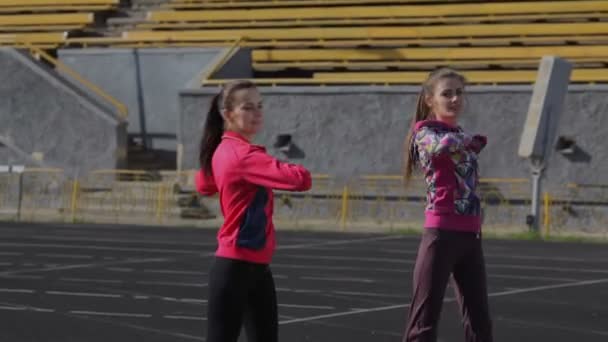 Meninas jovens passam exercícios de treinamento
 - Filmagem, Vídeo