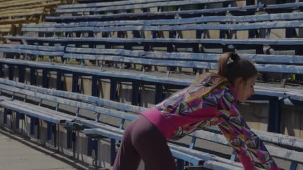 Stretching für Beine und Füße vor dem Rennen im Stadion - Filmmaterial, Video