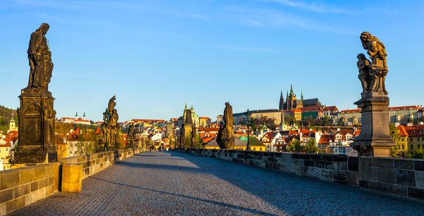 Puente de Carlos y Castillo de Praga por la mañana
 - Foto, Imagen