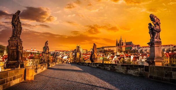 Károly-híd és a prágai castleon napkelte - Fotó, kép