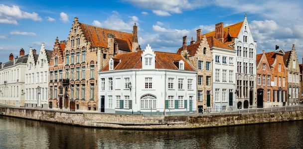 Brugia średniowieczne domy i kanał, Belgia - Zdjęcie, obraz