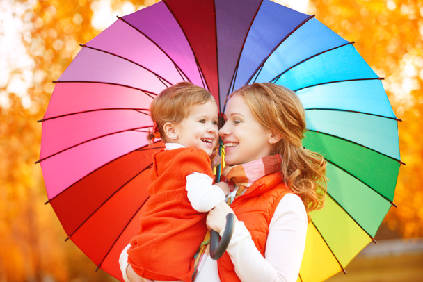 Bonne famille maman et fille enfant avec parapluie de couleur arc-en-ciel
 - Photo, image