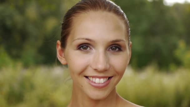 portrét holé okouzlující mladé ženy tvář pudry - Záběry, video