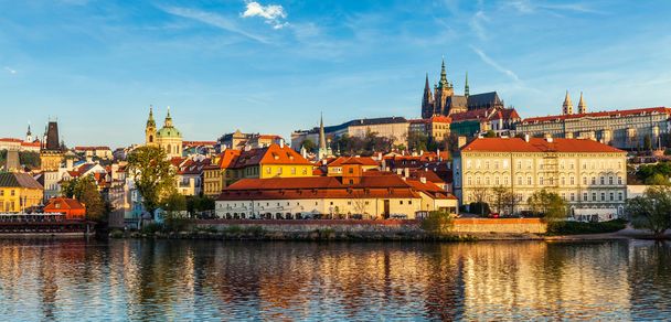 Görünümü St. Vitus Katedrali üzerinde Vlta ve Gradchany Prag Kalesi - Fotoğraf, Görsel