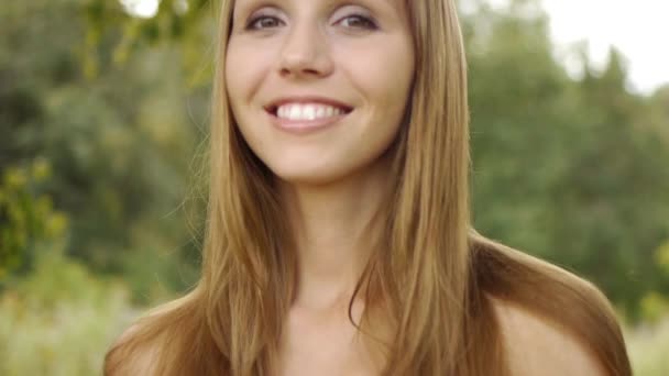 Femme tenant une pomme rouge et souriant
 - Séquence, vidéo