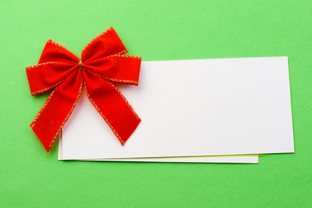 Red bow with card on green - Fotografie, Obrázek