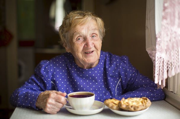 Mujer mayor bebiendo té
 - Foto, Imagen