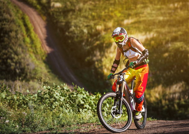 Doğa sporları - genç kadın binicilik yokuş aşağı bisiklet - Fotoğraf, Görsel