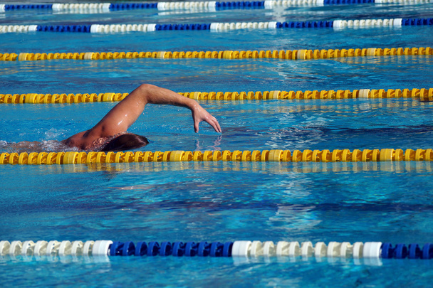 Nadador na piscina
 - Foto, Imagem