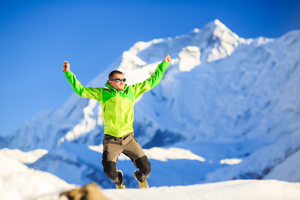 Hombre excursionista salto feliz en las montañas
 - Foto, imagen