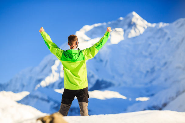 Mężczyzna wycieczkowicz osiągnięcia w górach zimą - Zdjęcie, obraz