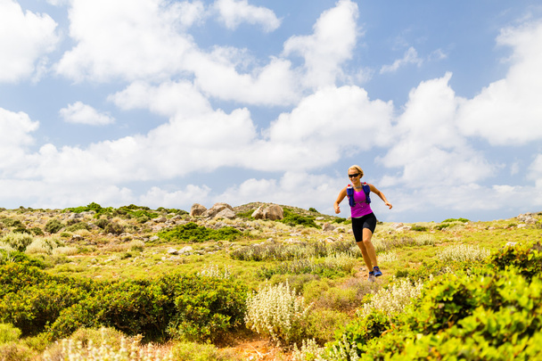 Happy woman trail running - Foto, Bild