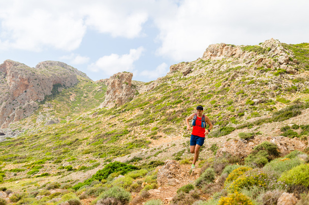 Trail futó ember, inspiráló hegyek - Fotó, kép
