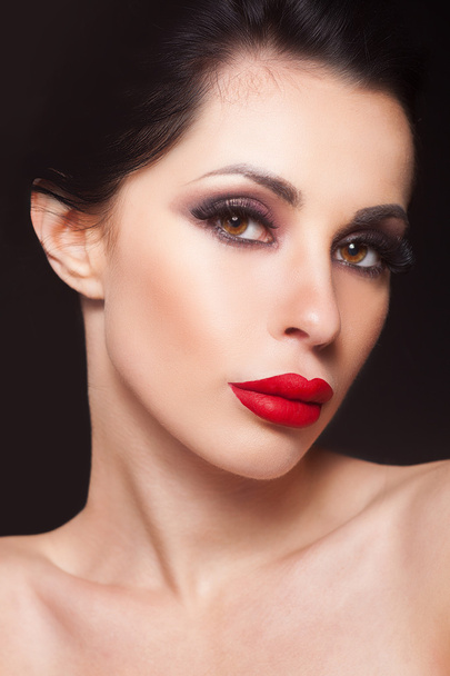 官能的な赤い唇と美しい顔 - 黒の分離とファッションの女性。肌ケアのコンセプト. - 写真・画像