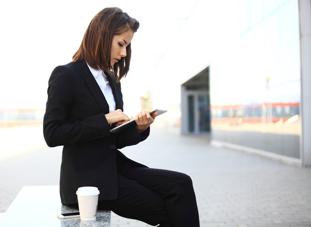 businesswoman using smartphone - Фото, зображення