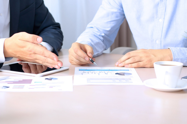 два коллеги подписывают контракт, деловая встреча в офисе
 - Фото, изображение