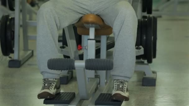 Mann macht Bewegung für die Brustmuskulatur - Filmmaterial, Video
