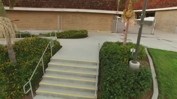 Σκέιτερ δρόμο στόχος, άλμα πάνω από τις σκάλες - Πλάνα, βίντεο