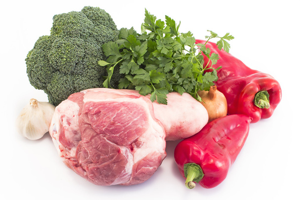 Varkensvlees knokkel met groenten geïsoleerd op wit - Foto, afbeelding