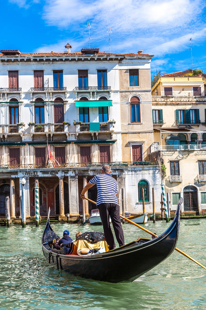 Гондола на Большом канале в Венеции
 - Фото, изображение