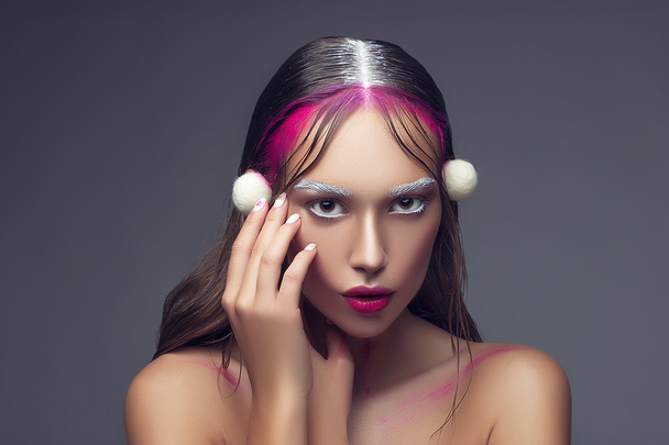 девушка с креативным розовым макияжем
 - Фото, изображение