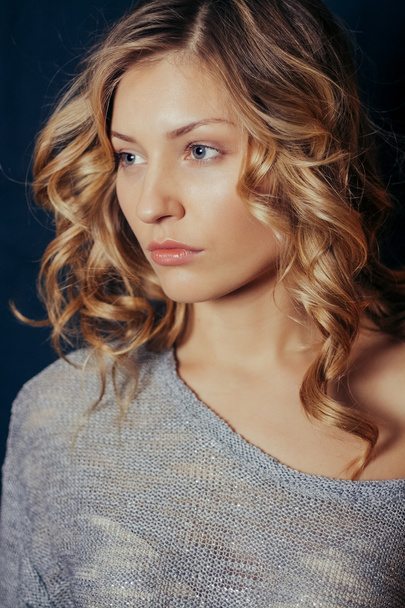 Close-up portrait of beautiful model on black background - Fotografie, Obrázek
