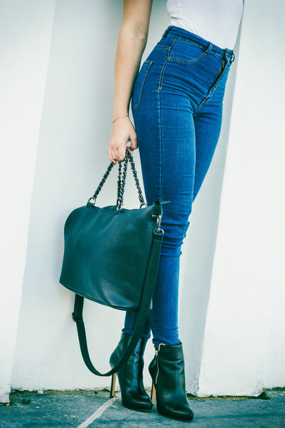 woman legs in heels shoes handbag in hand - Foto, afbeelding