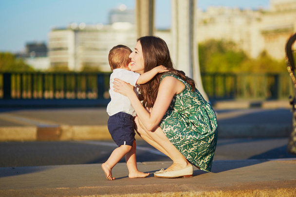 Beautiful young mother with her adorable in Paris, France - Fotoğraf, Görsel