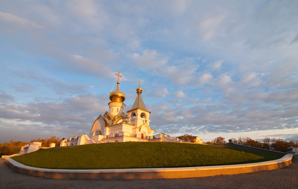 Serafim Sarovsky Cathedral on sunset in Khabarovsk, Russia - Foto, imagen